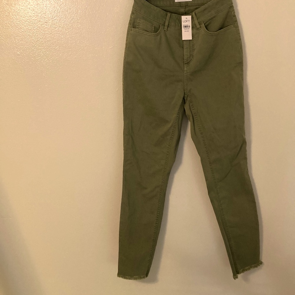 Loft curvy high waist skinny crop pants. Green, fringe hem. NWT. Never worn.